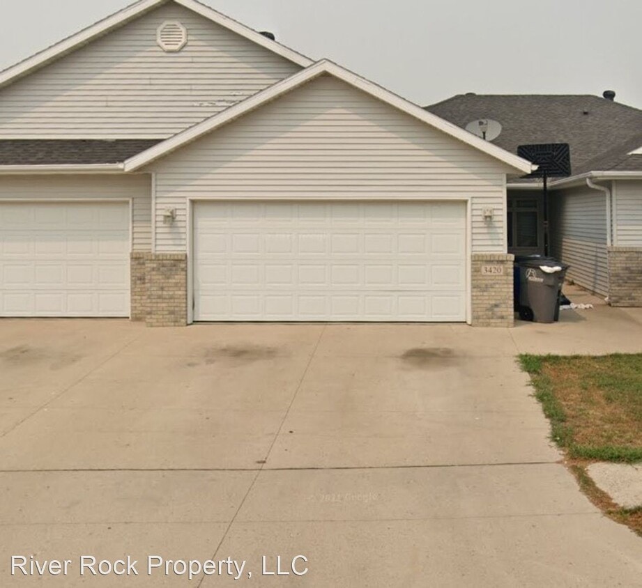 4 br, 3 bath House 3420 Village Green Dr House Rental in Moorhead