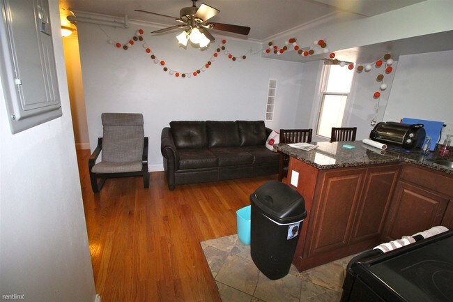 Building Photo - 2 br, 1 bath Apartment - 416 E Huron St # 5 5