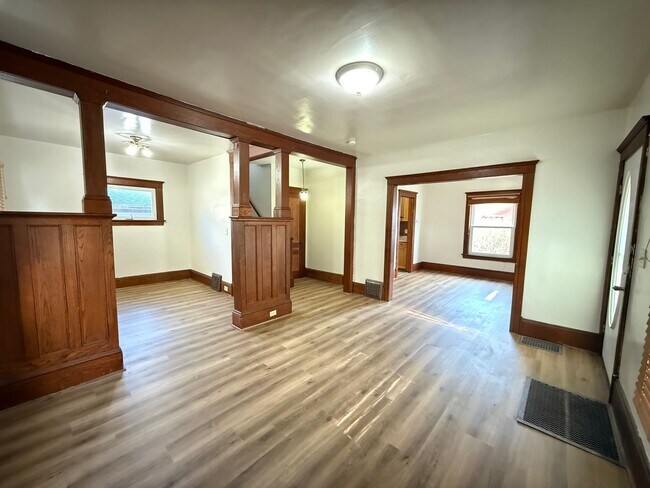 Foto del edificio - Spacious Historical Three-Bedroom Home with Classic Character- NEW FLOORING