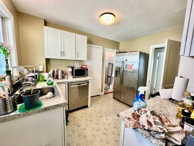 Building Photo - 44 Day St