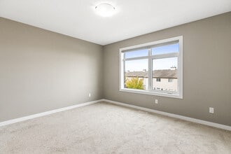 Building Photo - 1631 Hammond Cres NW