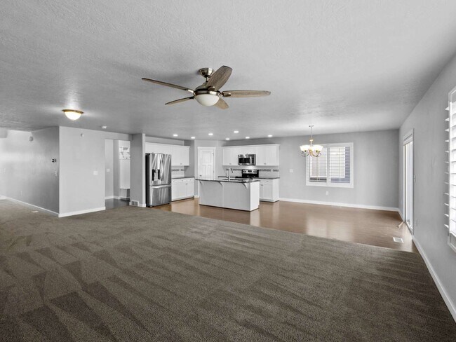 Building Photo - Stunning Bluffdale Home