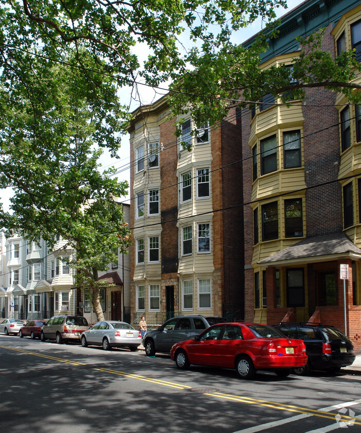 Building Photo - 335 Walnut St