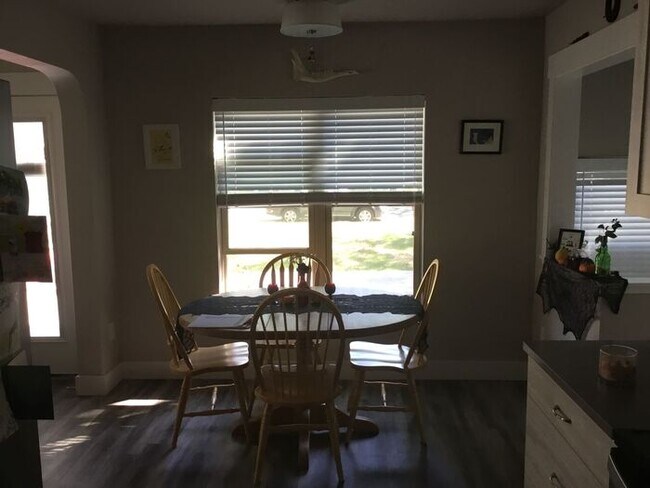 Foto del edificio - Refinished 2 Bedroom Home Near Downtown Fo...