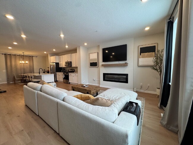 Foto del edificio - "Spacious 3-Bedroom Townhouse Oasis in West St Paul – 2.5 Baths & 2,268 Sq Ft of Comfort!"