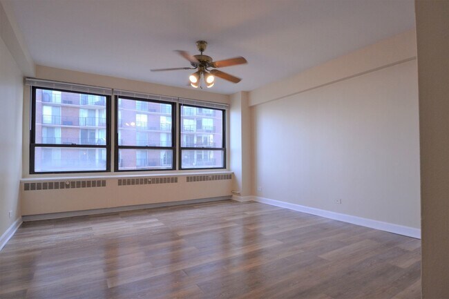 Foto del edificio - 4180 N Marine Dr