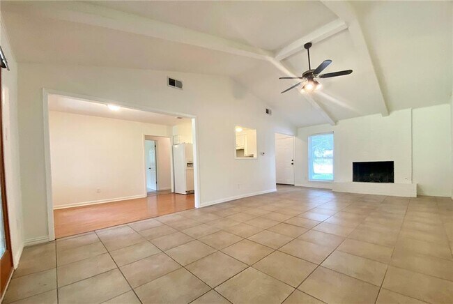 Building Photo - 2304 Mimosa Dr