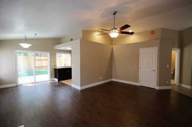 Foto del edificio - Galt 3 Bed 2 Bath Home