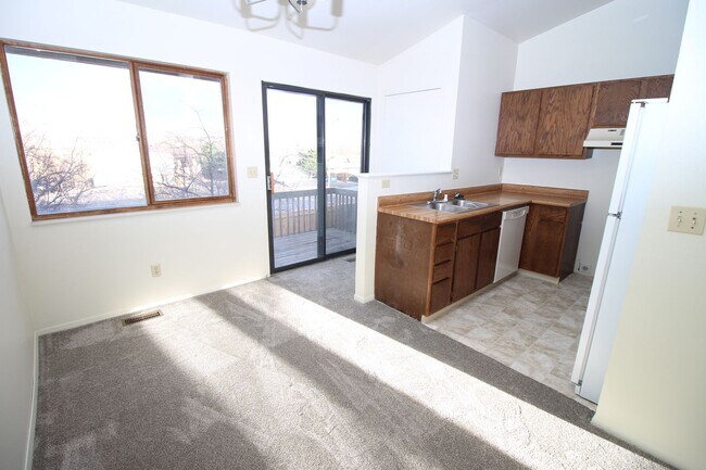 Building Photo - Adorable 2 bdrm 1 car garage town home