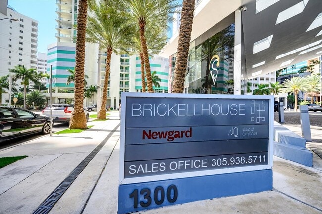 Building Photo - 1300 Brickell Bay Dr