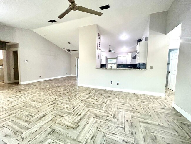 Foto del edificio - You will LOVE the beauty of this newly remodeled 3/2/2 pool home!