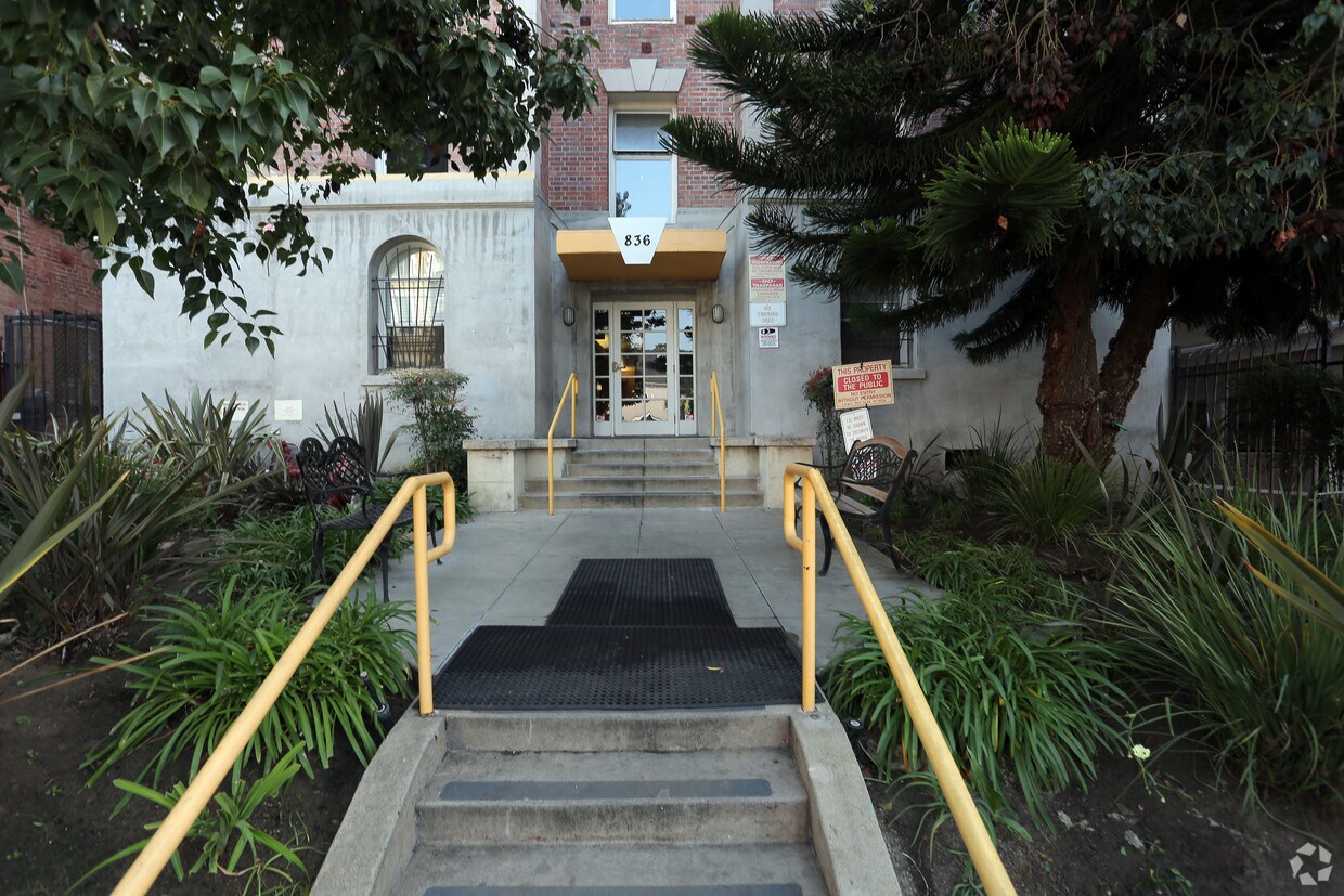 Building Photo - 836 Fedora St