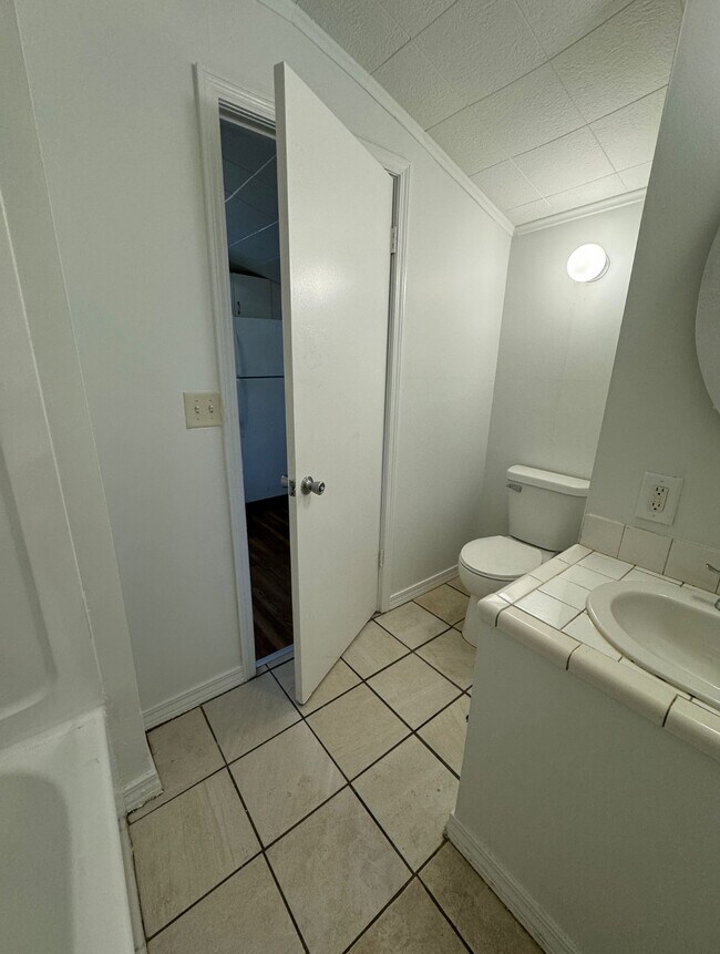 Building Photo - 939 Oakland St