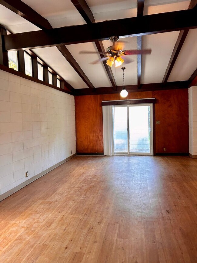 Foto del edificio - 4 Bedroom Home Featuring Vaulted Ceilings