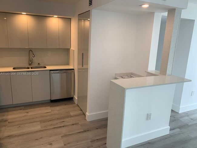 Building Photo - 1450 Brickell Bay Dr