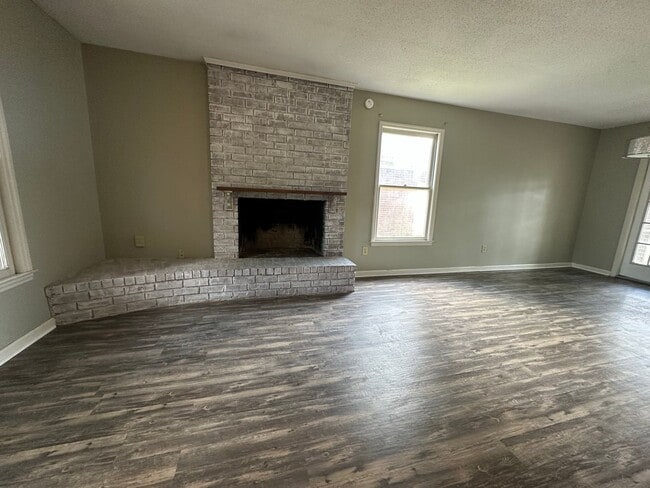 Building Photo - 23 Somerset Townhouse