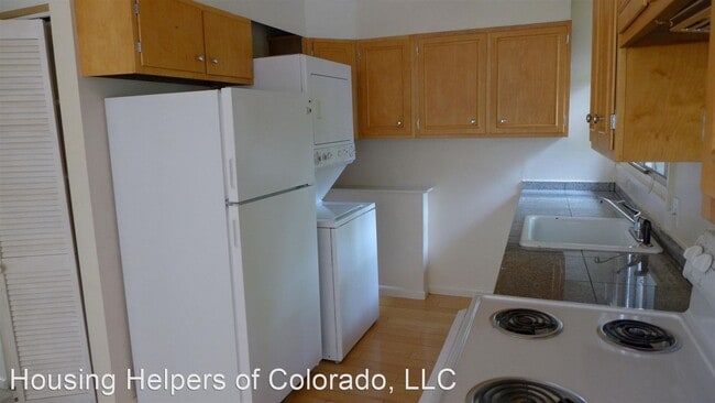 Building Photo - 3 br, 1.5 bath House - 4550 Laguna Place #105