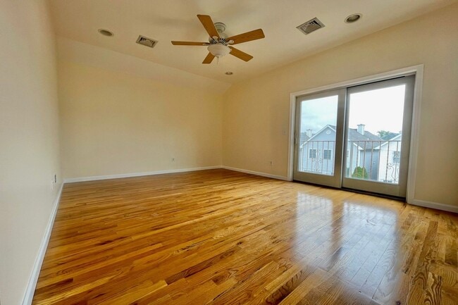 Building Photo - 264 Custer Ave