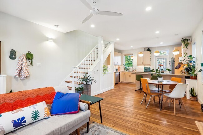 Foto del edificio - 528 Roxboro Pl NW