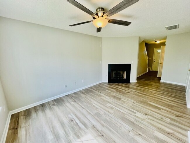 Foto del edificio - Townhouse off Horse Pen Creek