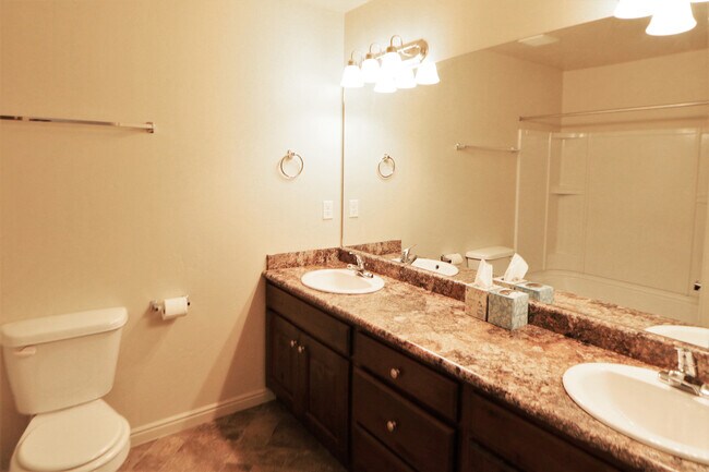 Building Photo - Pet Friendly Spacious 2 bedroom townhome i...
