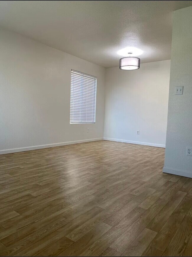 Foto del edificio - 8005 Latham Ct