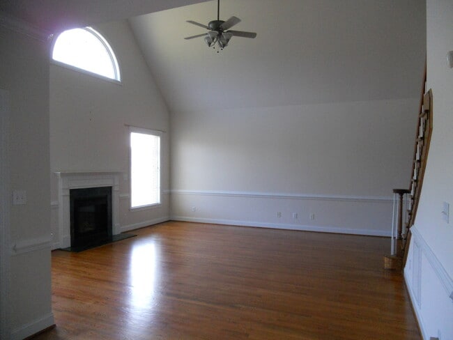 Building Photo - 409 Pointe Dr