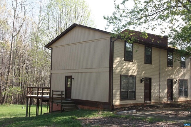 Foto del edificio - 128 Longwood Dr