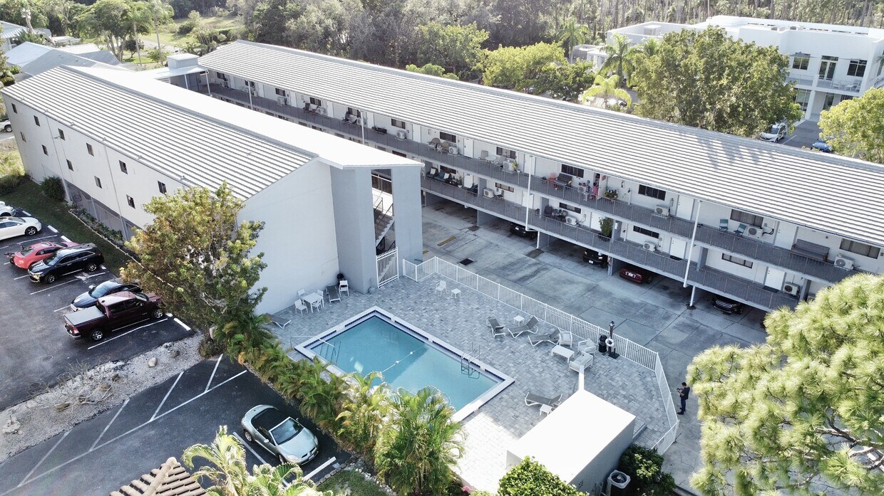 Foto principal - 826 Wiggins Pass Rd