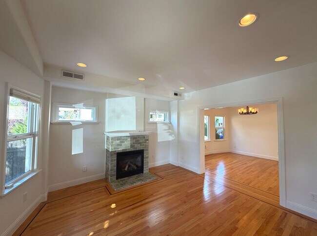 Foto del edificio - TOTAL REMODEL LARGE 1750sf 3BR+ Bonus/3BA North Oakland Home AVAILABLE NOW