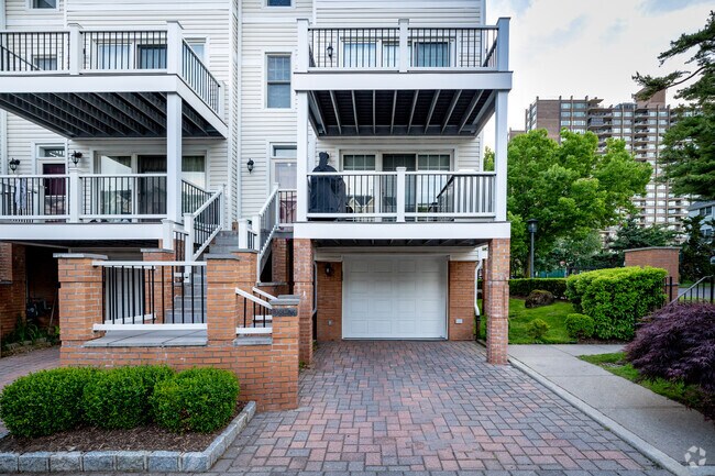 Building Photo - 168-06 Powells Cove Blvd