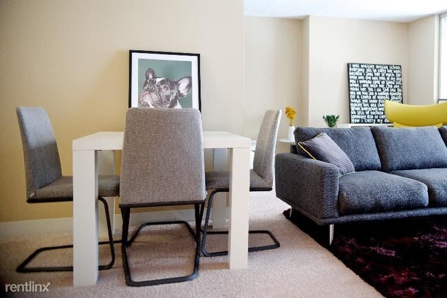 Building Photo - 14 E Delaware Pl