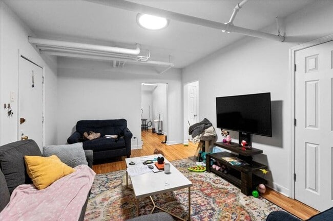 Building Photo - 2 bedroom in Chicago IL 60657