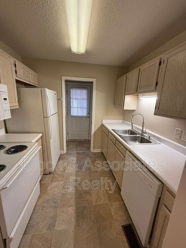 Building Photo - 1831 Saddlewood Ct