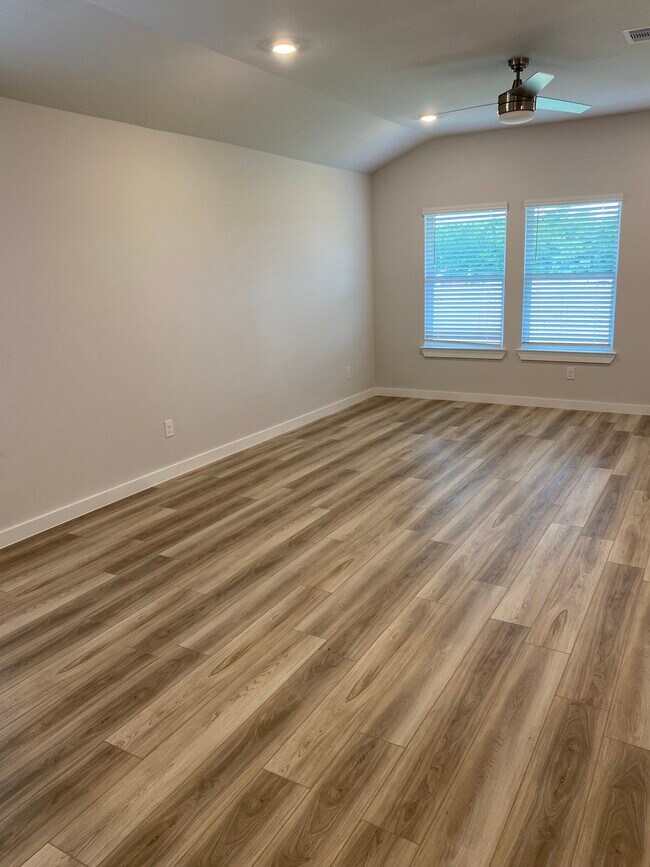 Building Photo - 921 Kickapoo Ln