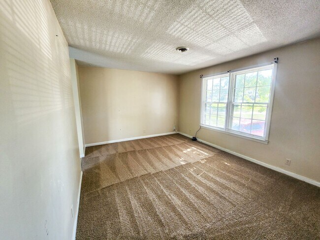 Foto del edificio - 3 bed 1 bath unit in duplex