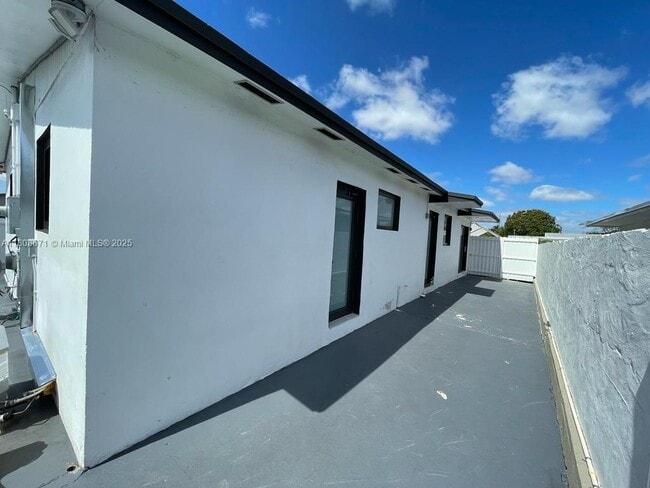 Foto del edificio - 4480 NW 170th St
