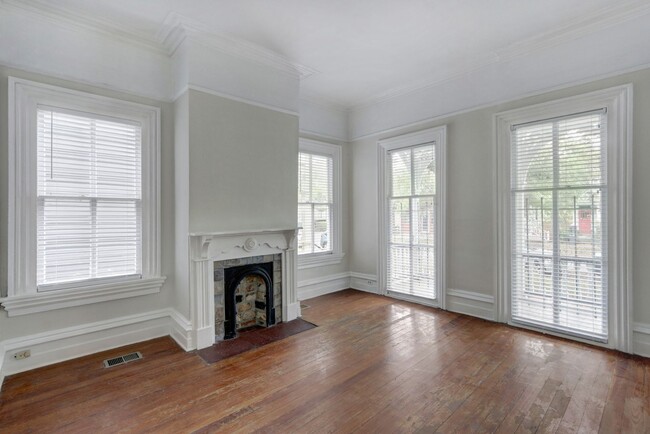 Building Photo - Large Two Bedroom Apartment - Lots of Hist...