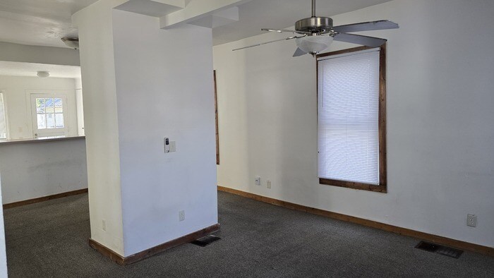Foto principal - Charming 2-Bedroom Home in Rockford – Upda...