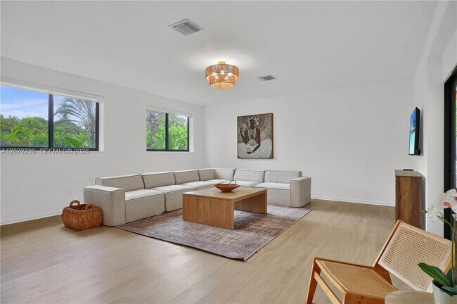 Foto del edificio - 125 NE 150th St