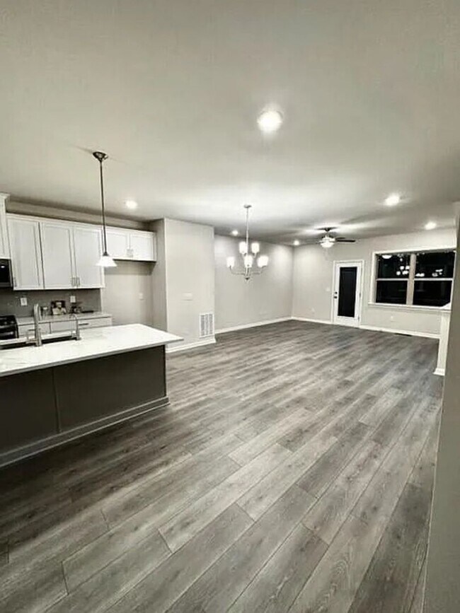 Foto del edificio - 3447 Hidden Valley Cir