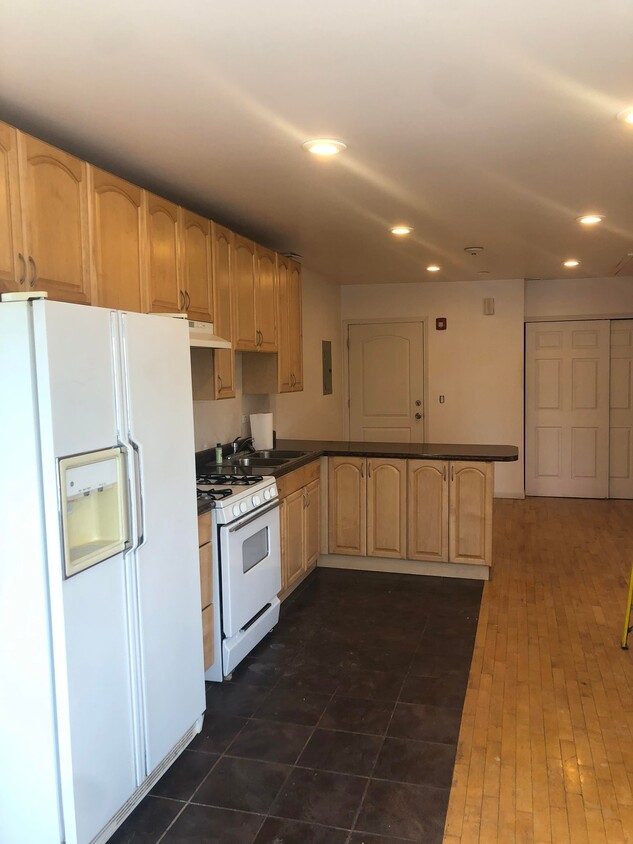 Primary Photo - 27 E Grand Ave