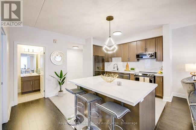 Building Photo - 650 Sauve St