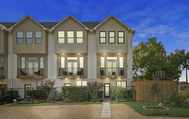 Building Photo - Rare 2BR/2BA Townhome with Spacious Yard i...