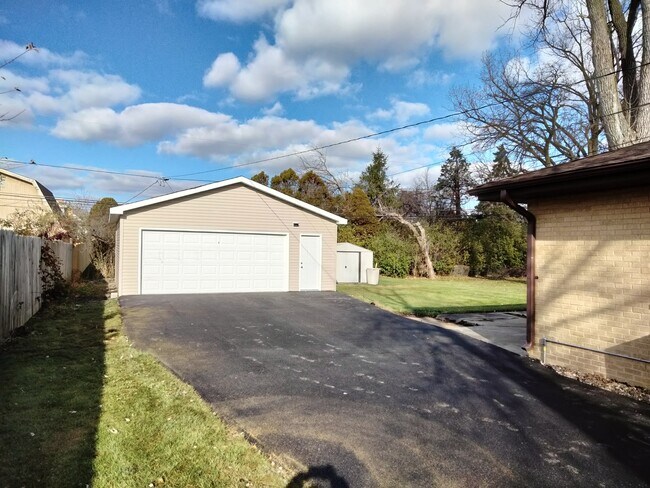 Building Photo - 4626 Larch Ave