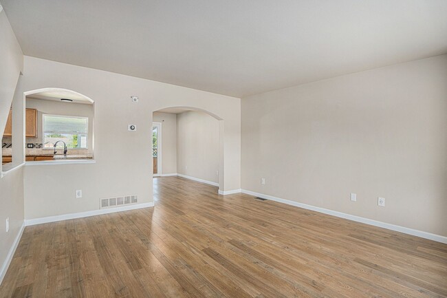 Building Photo - Remodeled 3-Bedroom with Central Air & Cov...