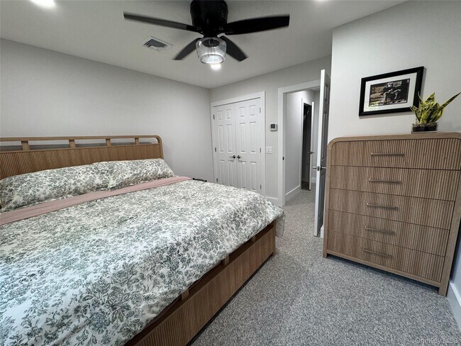 Foto del edificio - 49 Canoe Place Rd