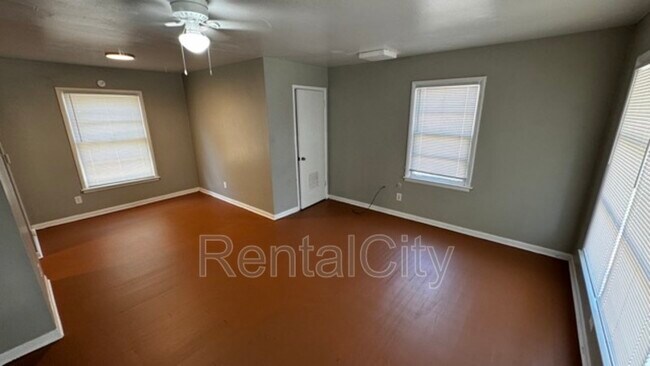 Building Photo - 1881 Davis Cir