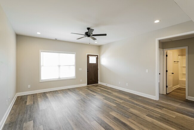 Building Photo - Adorable 3 Bedroom in White House