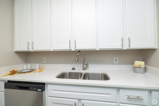2BR, 1BA - 865SF - Kitchen - Mauldin Heights